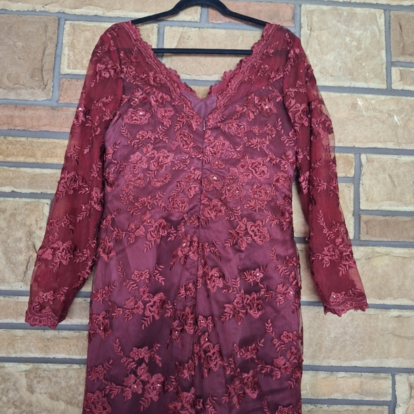 Sheath/Column V-neck Sweep Train Lace Mother of the Bride Dresses #F23M411 - Picture 2 of 13